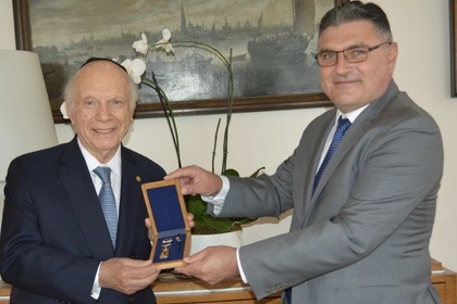 Равин Артур Шнайер беше награден с почетен знак „Златна лаврова клонка“ на МВнР